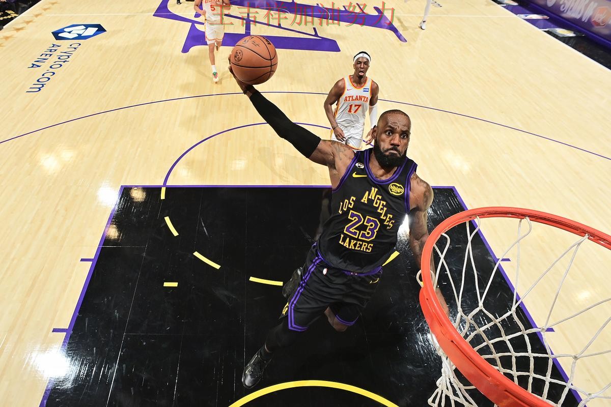 詹姆斯关键助攻改写比赛走势 争冠格局出现新的变化